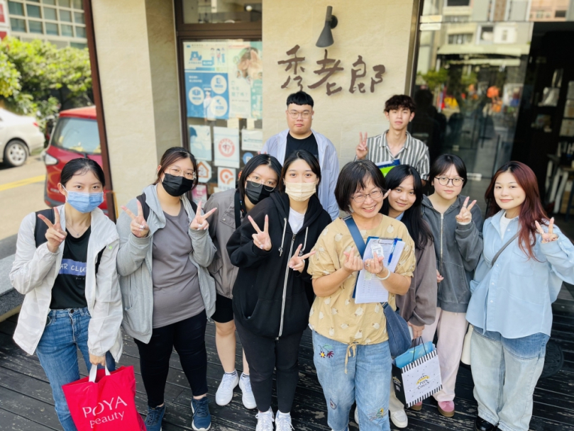 大葉觀休系師生與「秀老郎」長輩互動。（照片大葉提供）