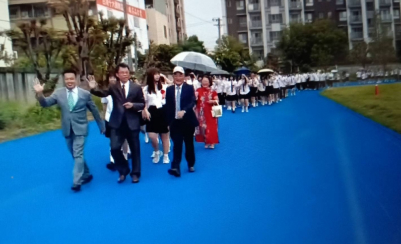 員林高中74屆畢業典禮，校長、會長和校友會理事長，帶領畢業生巡禮校園。（照片員中提供）