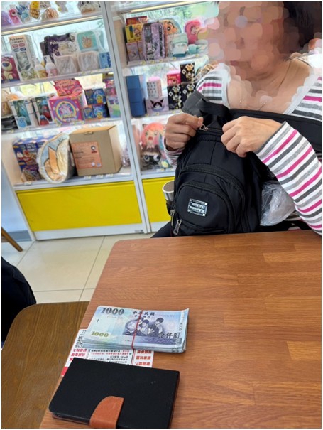 1日偵破2件詐騙案件，大村分駐所警察，保住民眾107萬元。（照片分局提供）