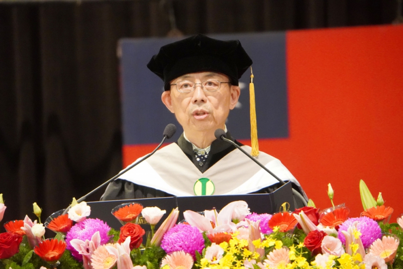 大葉畢業典禮，校長方文昌勉勵畢業生，學校是校友的「後頭厝」，永遠為校友加油。（照片大葉提供）