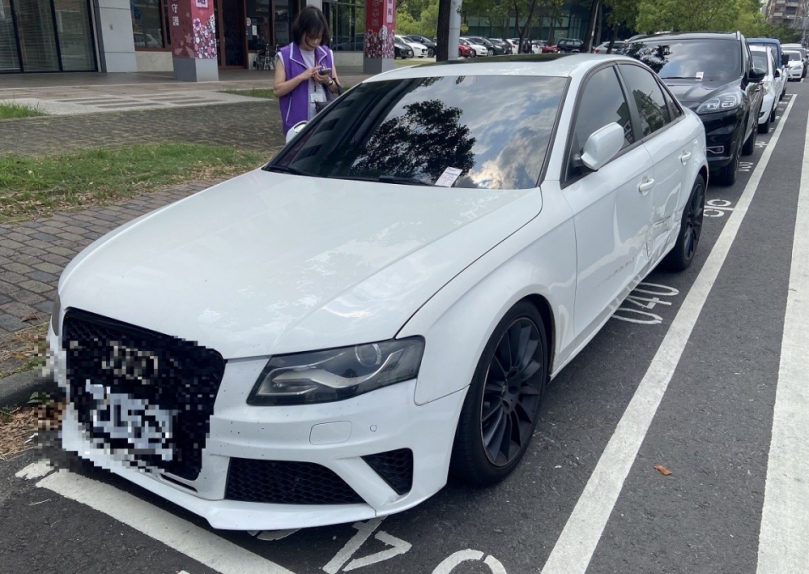 欠款18萬元，奧迪名車停放員林公有停車格，系統立即偵測出來。（照片分署提供）