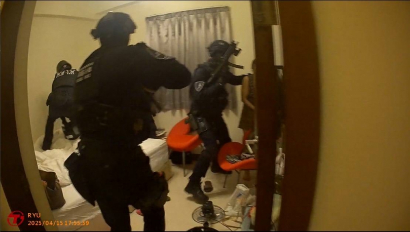 破門攻堅｜通緝犯毒犯睡夢中被臺東警逮捕，起獲大量毒品、手槍、子彈，法院裁定羈押禁見！