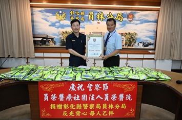 員榮醫院副院長尹文國（右）代表醫院送反光背心給員林分局，吳分局長（左）回贈感謝狀。（照片分局提供）