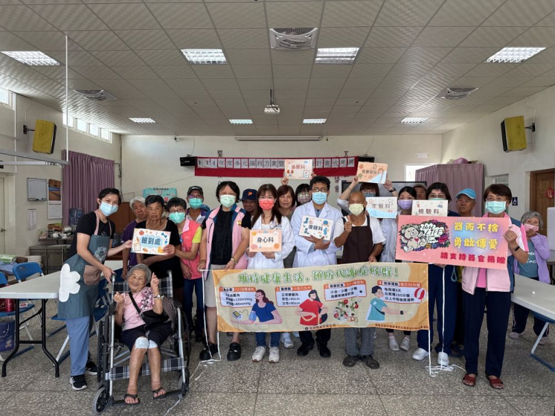澎醫深入五德社區健康篩檢  強調銀髮族飲食保健觀念  此外，家醫科李子羚醫師也提醒長者，若有服用慢性病藥物，更應與營養師討論飲食內容，避免藥物與某些食物產生交互作用。透過這次活動，醫師與營養師聯手，從疾病預防到日常照護，為五德社區民眾提供全方位的健康建議。