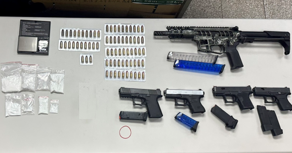 陳姓毒品通緝犯擁槍自重    警方逮獲查扣五把長短槍