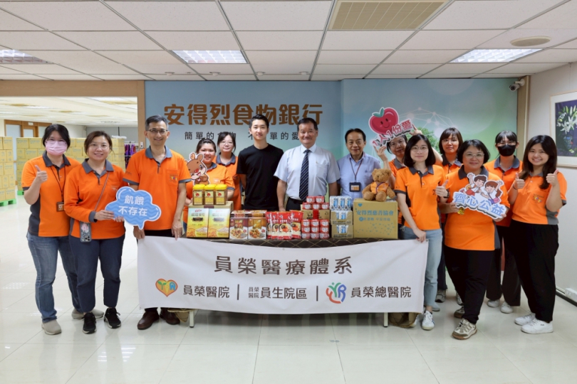 員榮醫療團隊前進「中華安得烈慈善協會」台中辦事處，協助「膳糧食物箱」裝箱。（照片員榮提供）