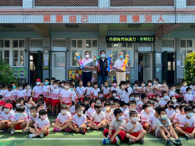 壯年銀牌榮耀國際賽場 黃健忠市長親頒「金飯碗」嘉勉吳見亨  旅居台北、具馬公市背景的吳見亨先生，在高爾夫55至65歲男子組賽事中，從246位參賽者中脫穎而出，勇奪銀牌佳績，為馬公市爭光。馬公市長黃健忠6/20日於市長室親自頒贈象徵榮耀與祝賀的「金飯碗」，嘉勉其卓越表現，並感謝他長年關心家鄉教育，對推動在地高爾夫基層扎根的貢獻不遺餘力。