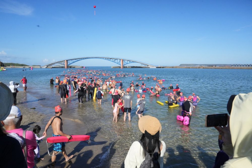 「2025泳渡澎湖灣」500公尺體驗組率先登場　金馬女星丁寧與澎湖海王子林育夙熱情參與 陳光復表示，為了讓更多人親身感受泳渡澎湖灣的獨特魅力，特別增設了500公尺體驗組，希望不論是大朋友還是小朋友，都能在蔚藍海洋中挑戰自我、享受樂趣，進一步增進親子間的情感交流。