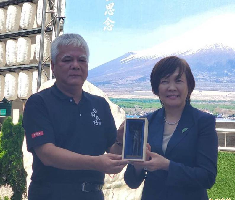 ​日本前首相安倍晉三夫人安倍昭惠參訪鳳山區安倍紀念公園感動落淚