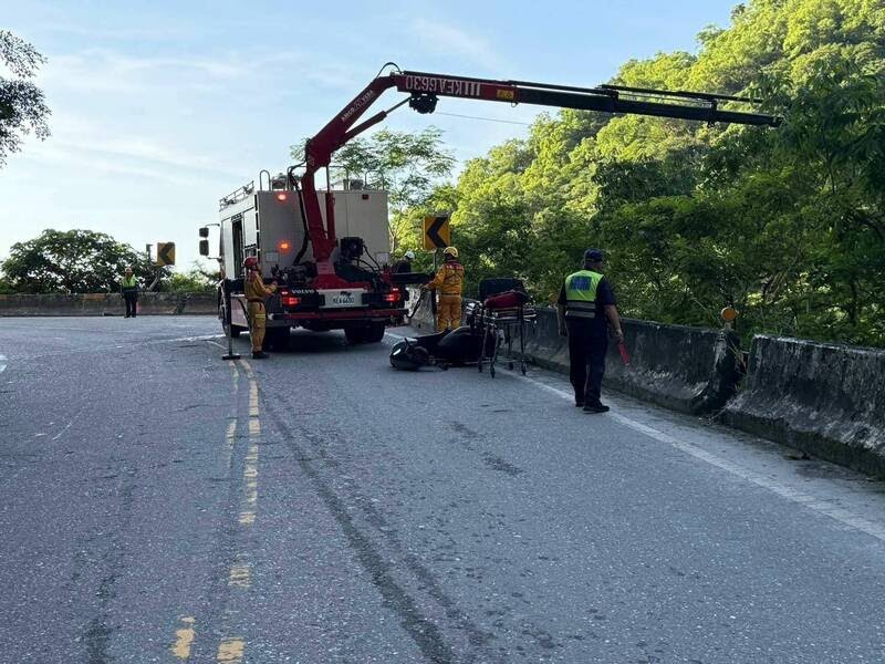 機車自撞路邊護欄｜蘇花公路彎道，2人飛脫跌落12公尺深邊坡，吊卡救援，傷痕累累送醫！