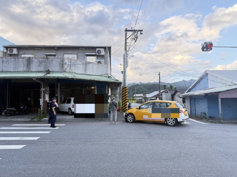 路口對決｜瑞穗鄉兩車碰撞，其中一車衝撞路邊房舍，ㄧ片狼藉、受傷送醫！