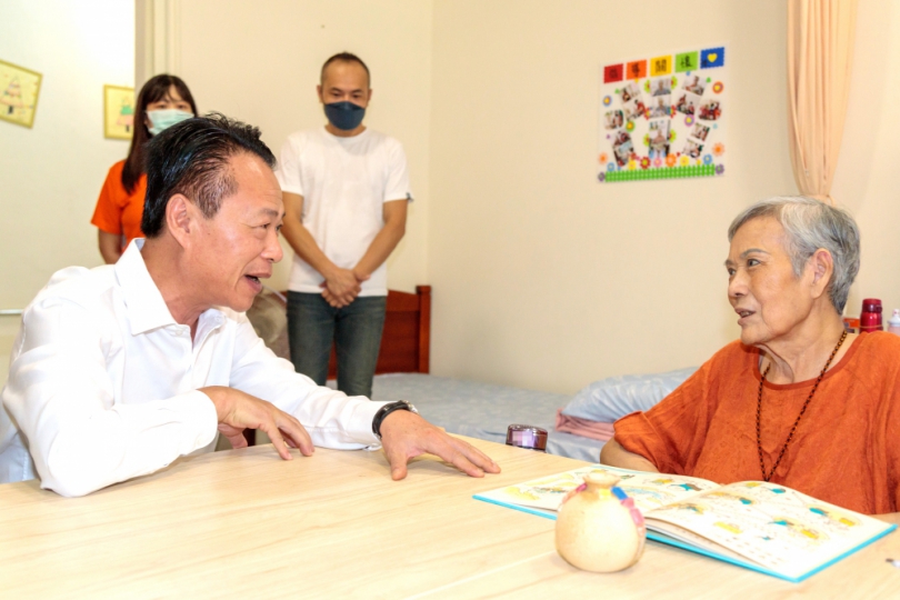 嘉義縣長翁章梁化身「一日關懷人」 走入機構傾聽失依長者心聲 傳遞溫暖與關懷〜