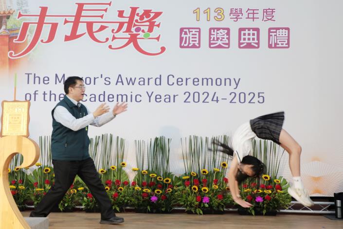 一字馬、後空翻創意秀登場！黃偉哲與台南學子合影 留下最酷畢業照