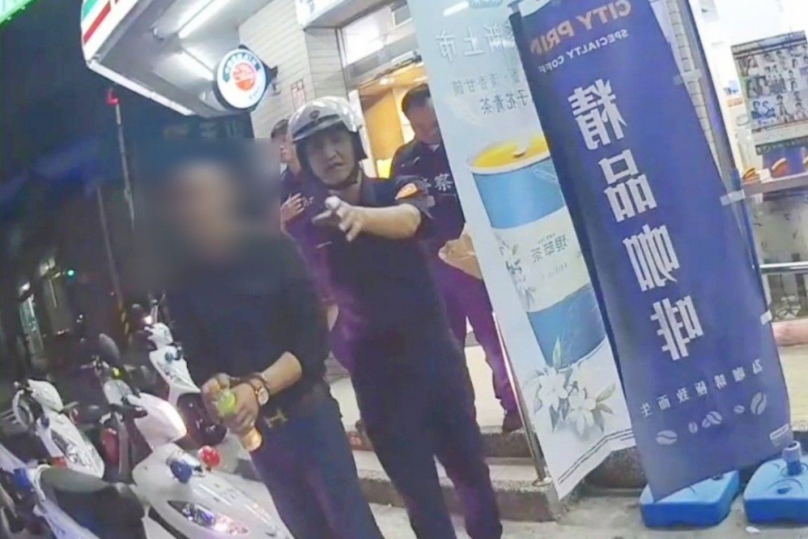 嘉市警二分局打詐雙響砲  查獲3條通蔡姓詐騙車手 查扣金融卡及信用卡數張