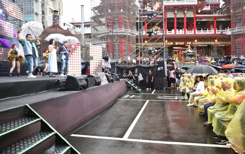超級夜總會「菩薩大願‧幸福抵嘉」感恩晚會 市長黃敏惠感謝九華山地藏庵董事長黃俊森與沈聖瀚律師共同促成 提供市民朋友歡樂夜晚〜