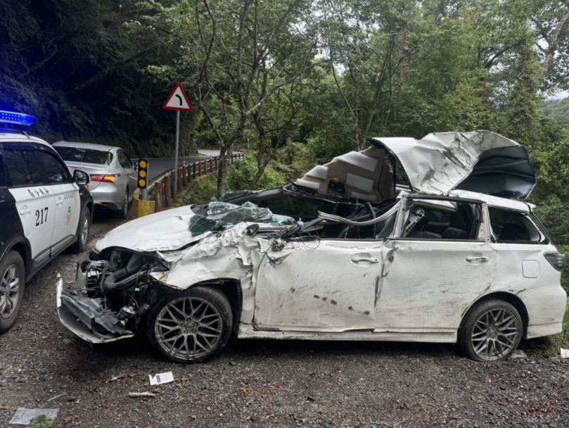 酒駕自撞中橫山壁｜車輛變形、駕駛重傷失去意識送醫！