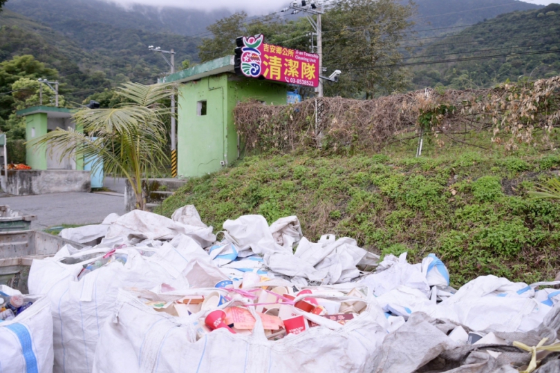 請將大型廢棄物變小｜台泥和平廠再生資源利用中心宣導：將垃圾轉運至焚化廠焚燒必須配合規範，請將棉被、木材等條狀或捲筒狀廢棄物的長度及寬度裁剪為45公分以內、直徑不可大於15公分！
