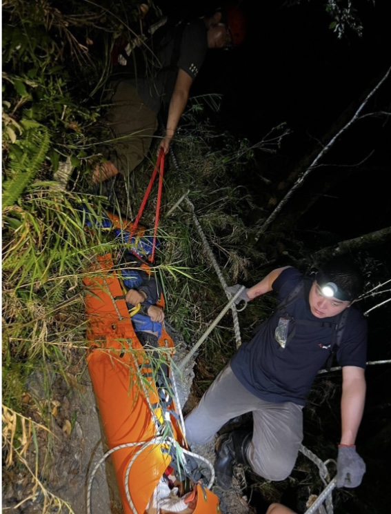 絕地救援｜克服險峻地形，歷經長時間救援，登山客栗松溫泉山域跌傷骨折，臺東縣消防局成功救援！