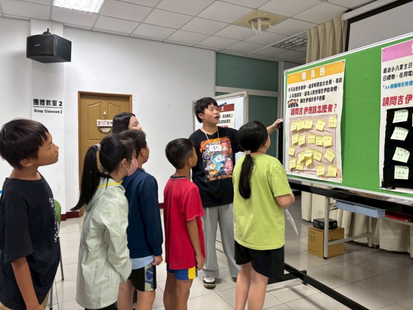 守護從認識開始！實踐大學社工系攜手澎湖家扶  提升兒少媒體識讀與自我保護力  家扶中心陳玉如主任表示，非常感謝實踐大學社工系的師生再次來到澎湖，為孩子們帶來難得的學習體驗，透過寓教於樂的方式，陪伴兒童在快樂中學習、在體驗中成長。每年暑假是孩子們最期待的時光，然對於部分資源有限的家庭來說，孩子缺乏安全的探索學習環境，這次的營隊活動，補足了孩子的假期空缺，同時強化兒少自我保護的能力。