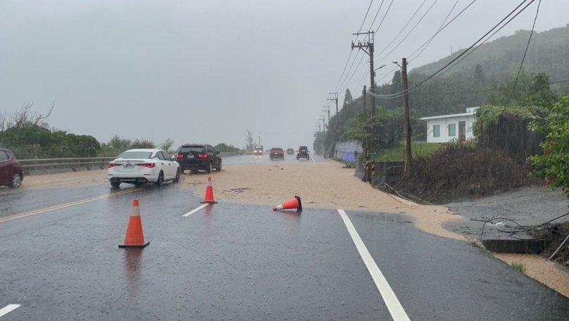泥流滾滾｜溢流南迴公路422.5公里，車輛涉險通行，中颱丹娜絲侵襲豪雨不斷，大武警協力工務段排除！