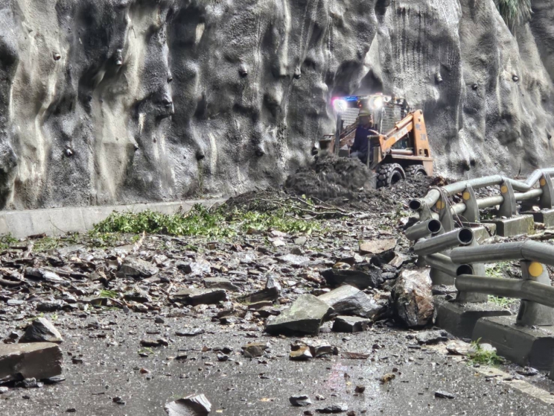 邊坡落石｜臺20線霧鹿段落石阻路，4輛車子困在六口明隧道隧道內，迅速搶通才脫困！