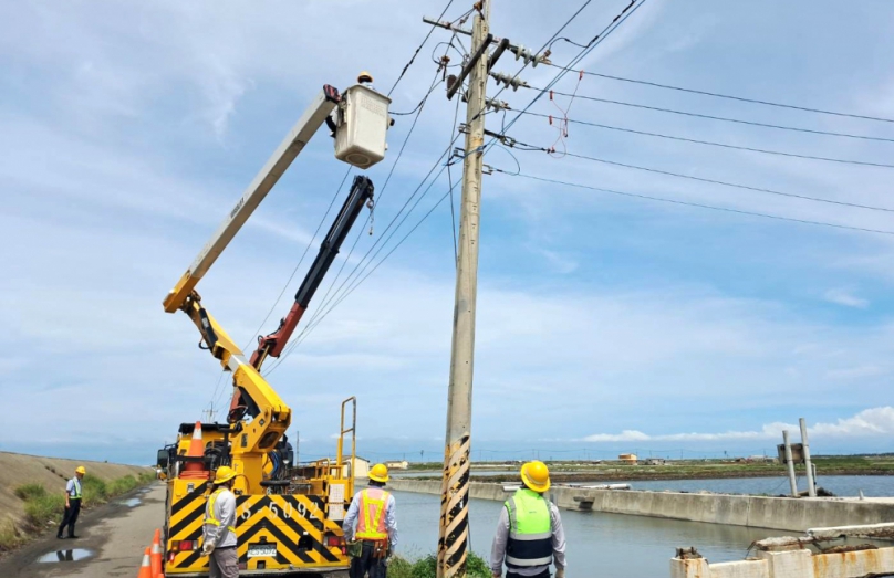 丹娜絲強風豪雨襲台 造成雲林地區嚴重停電 停電戶數曾高達9萬7千多戶 台電雲林區處持續搶修 力拚今晚11點前全部復電！