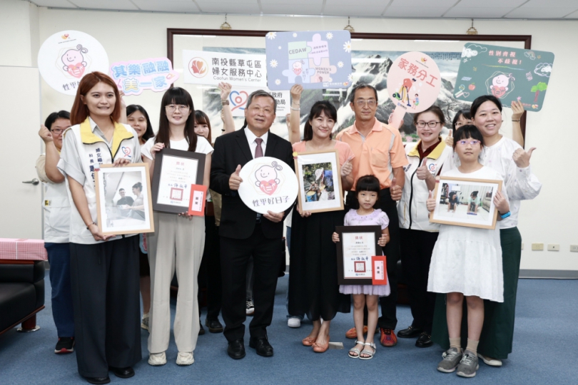 王副縣長頒獎表揚縣府家務分工攝影比賽獲獎得主