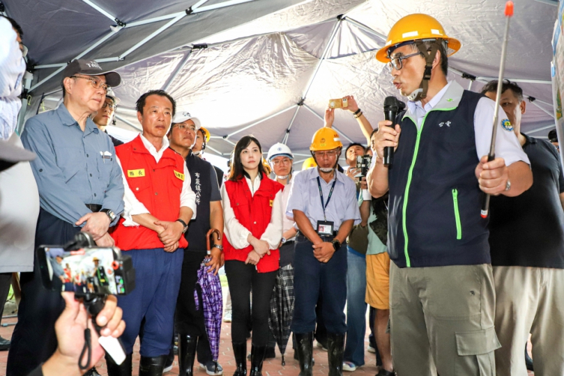 行政院長卓榮泰南下嘉義縣視察農損情況 將提高補助、加速救助程序 指示台電全力搶修沿海布袋電力 拚明天7/9夜間陸續復電！