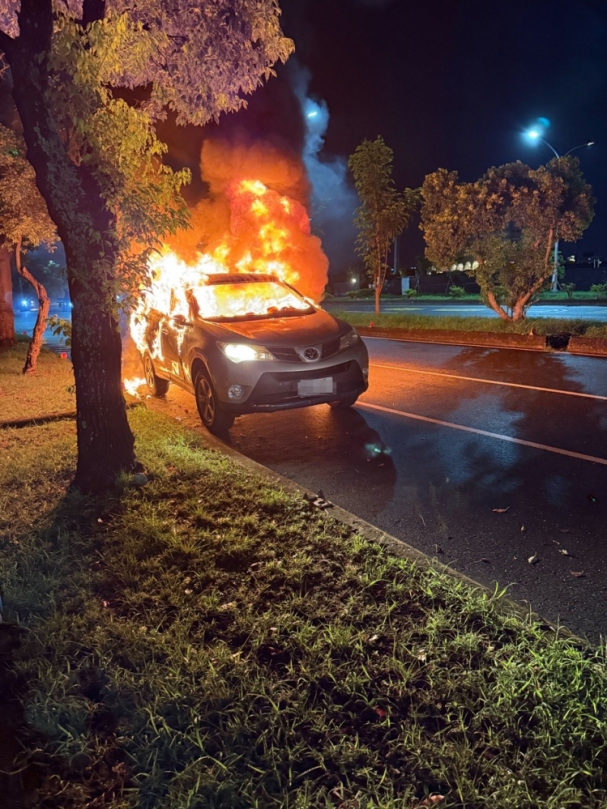 暗夜火燒車｜馬亨亨大道，車主為縣議員楊秋珍，車輛全毀、無人受傷！