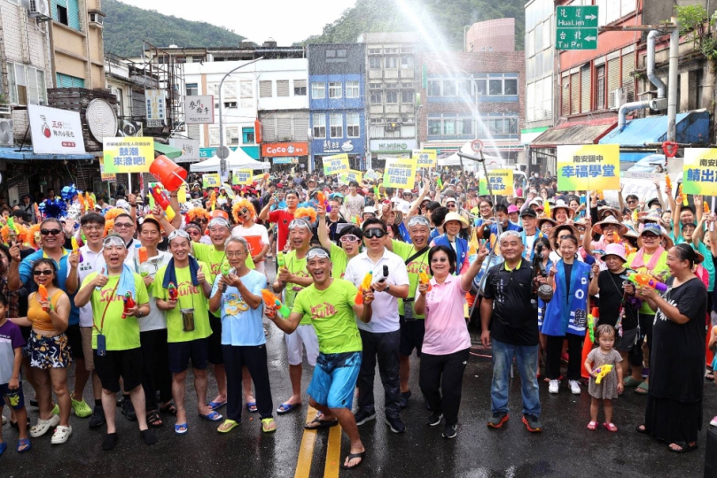 宜蘭蘇澳狂歡潑水節熱鬧登場 封街打水戰消暑大降溫