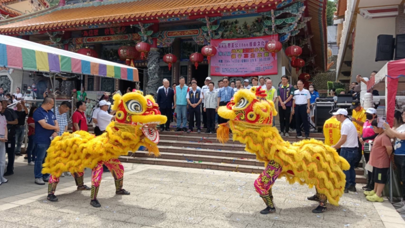 「第15屆員林百果山廣天宮恩主公藝術文化祭」登場，兩隻祥獅向賓客獻瑞。（照片記者林碧珠攝）