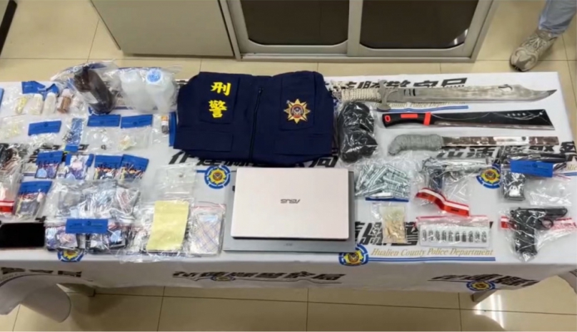 黑幫擁有仿製刑警背心｜花警掃黑緝毒一舉破兩幫，查獲改造槍、毒等，逮捕14人法辦！