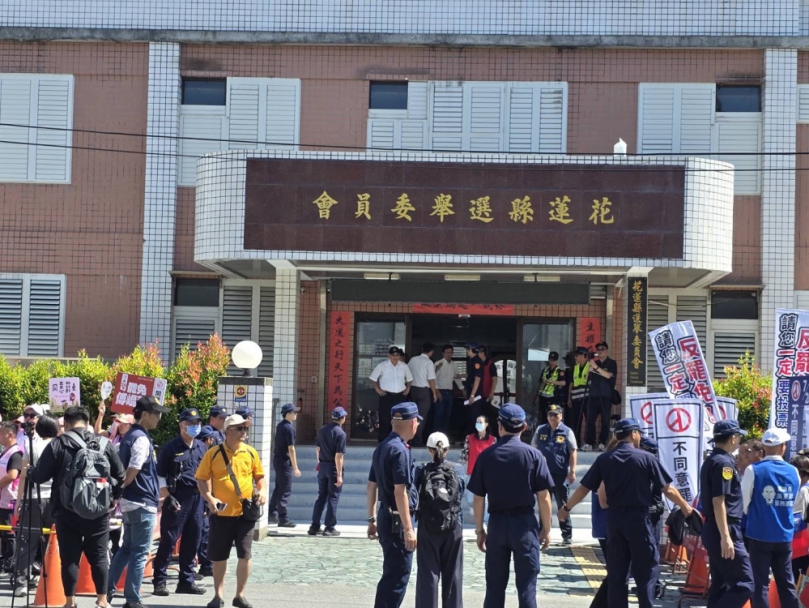隔空駁火、劍拔弩張｜花蓮立委公辦電視罷免說明會，兩幫人馬對峙，大戰一觸即發，警騎人牆阻隔，消弭一場可能引發的衝突風暴！