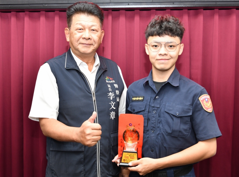 施呈諭搶救昏厥男子一命    李文章公開表揚豎指稱讚