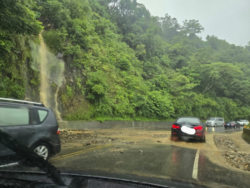 車輛涉險而過｜龍過脈泥瀑傾瀉、土石滑落！