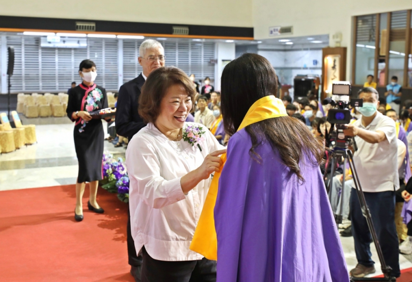 嘉義市政府舉辦成年禮 青年學子為父母奉茶、擦護手霜和擁抱 市長黃敏惠勉勵成為有責任有擔當的成年人！