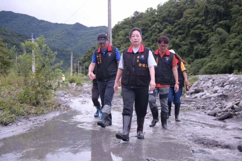 踏泥勘災｜薇帕颱風挾帶豪雨，縣長徐榛蔚率隊即赴十餘處現地勘查，掌握災情、迅速搶修！