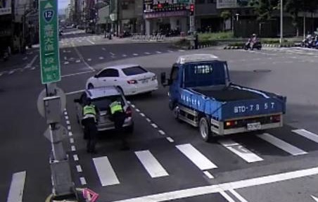 廿七年老舊車拋錨路口    員警徒手推車至安全處