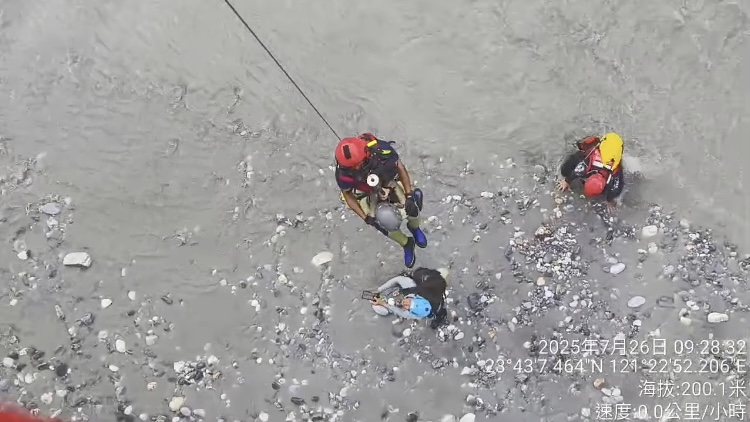 溪水暴漲受困｜三颱共舞過後，摩里沙卡溫泉溯溪下撤受阻，空中救援脫困！
