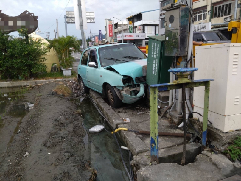突然偏離車道｜74歲婦駕車關山自撞號誌箱，車毀人傷，整個車頭都卯了！