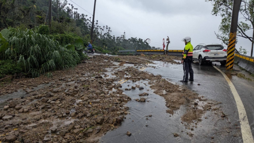 超強降雨  阿里山鄉嘉169線3.5K土石流  太和往奮起湖道路中斷  129、162甲線道路也柔腸寸斷  竹崎分局派員管制