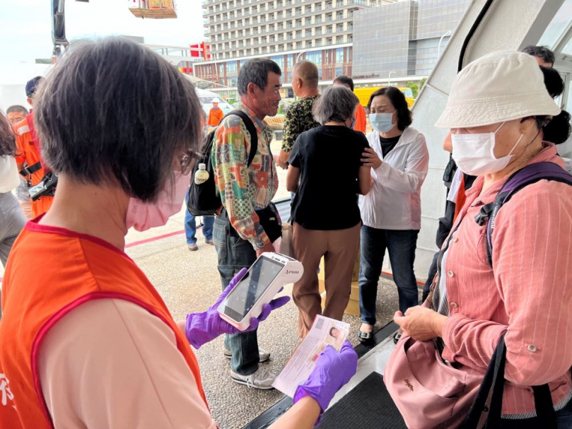 客船登船實名制於今(114)年8月4日起正式實施 民眾乘船請攜帶身分證件  並配合航商作業登船前提前備好身分證、健保卡等證件，以進行身分核對，同時配合登船時間提早排等，以確保登船流程順暢。如當日未攜帶證件，請配合航商採行之替代身分確認機制（如出示本人證件之照片等），並須填具切結書後方得登船。