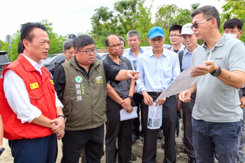 嘉義科學園區台積電工地淹水 縣長翁章梁、立委蔡易餘等人會勘新埤大排滯洪池 盼園區內外朝「百年滯洪標準」設計〜