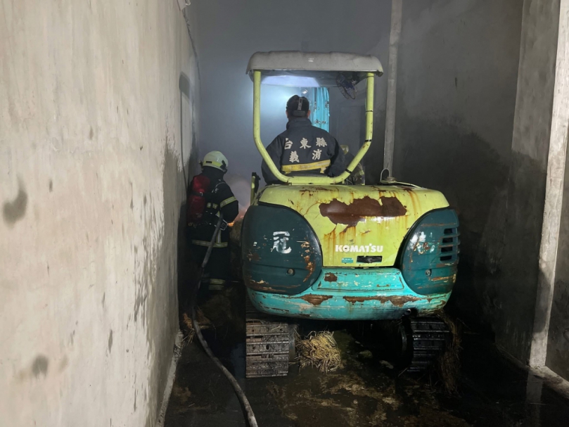 怪手攻堅開路｜濃煙滾滾，關山大型農機具倉庫凌晨惡火，將士用命、迅速滅火！