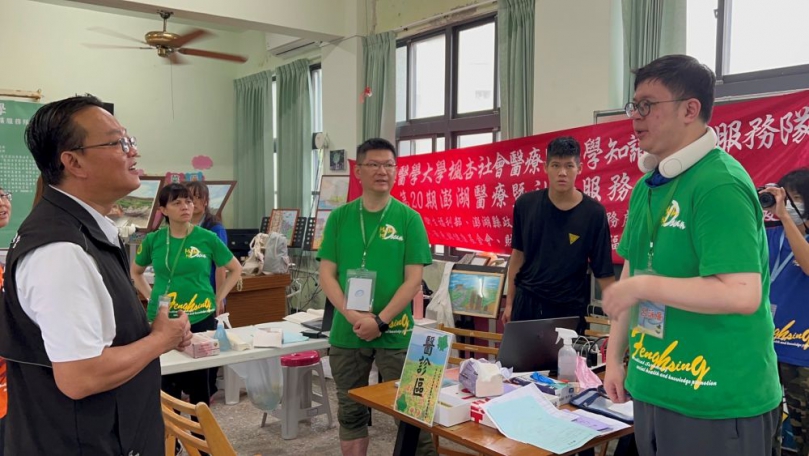 馬公市長三度率醫療團隊登虎井 大雨中義診家訪守護離島健康 本次義診涵蓋急診、神經外科、眼科、牙科、一般醫學等多科，現場提供血壓、血糖、尿酸、尿液篩檢、超音波、心電圖等多項檢查，以及物理治療、復健運動、針灸推拿等照護服務。團隊亦分組家訪，主動進入長輩家中，針對居民健康狀況給予諮詢與指導。今年特別感謝點亮點公益整合平台執行長楊景輝率專業團隊協助義剪，讓居民於就醫同時也能獲得生活關懷。