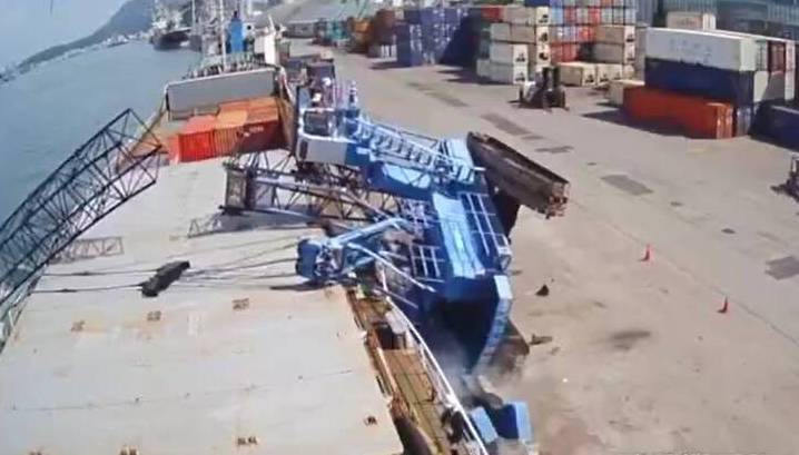 高雄港吊車作業重心不穩翻覆撞貨船