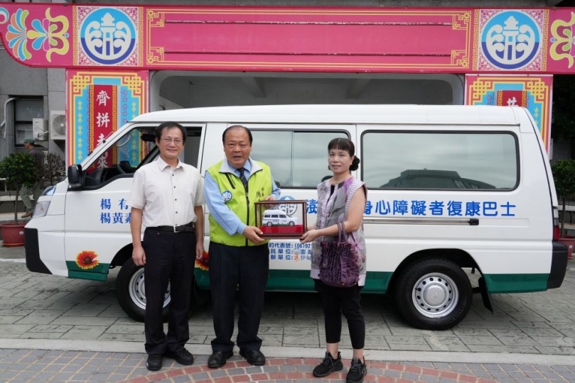 楊有福賢伉儷捐贈復康巴士 陳光復感謝善舉助力身障朋友 縣府社會處表示，縣府秉持用心、真誠，致力提升身心障礙者復康巴士服務，創造無礙空間幸福城市，竭誠歡迎領有身心障礙證明(肢體障礙并下肢行動不便者)預約使用復康巴士服務；服務費用全免，訂車專線：(06)921-2239。傳真專線：(06)921-1635。