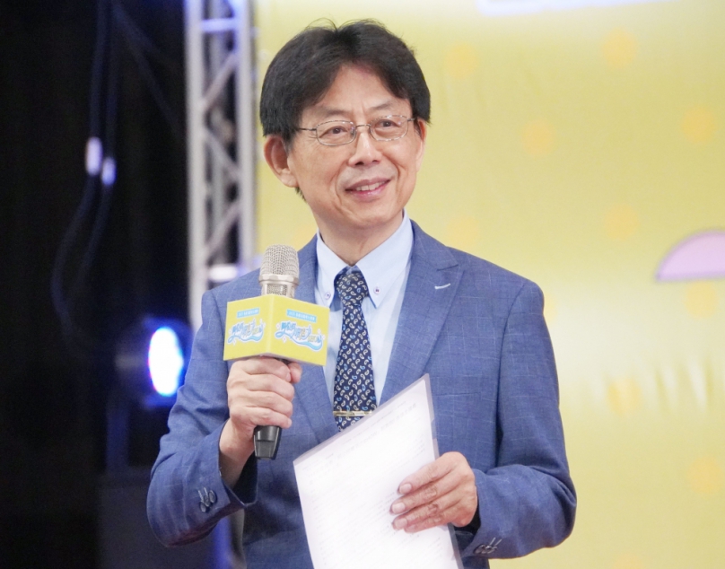 「阿公阿嬤活力SHOW」中區賽，大葉登場，校長方文昌以地主身份歡迎參賽的阿公阿嬤。（照片大葉提供）
