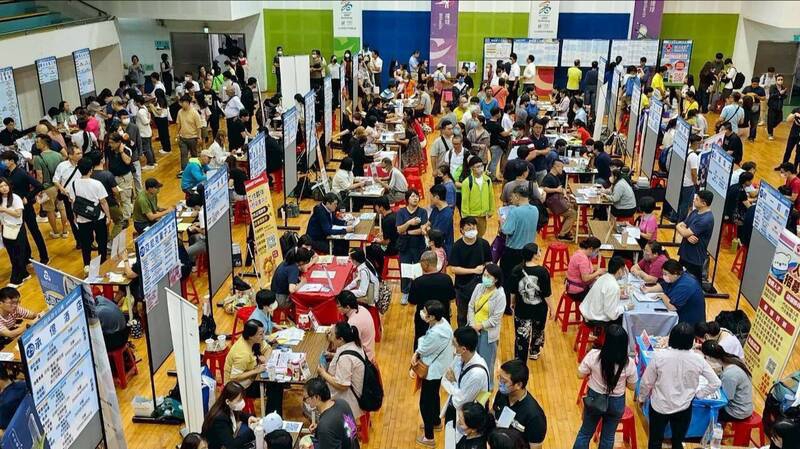 高雄大型徵才破千人、媒合率52％