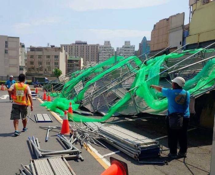 高雄建築鷹架倒塌壓毀2車共罰15萬勒令停工